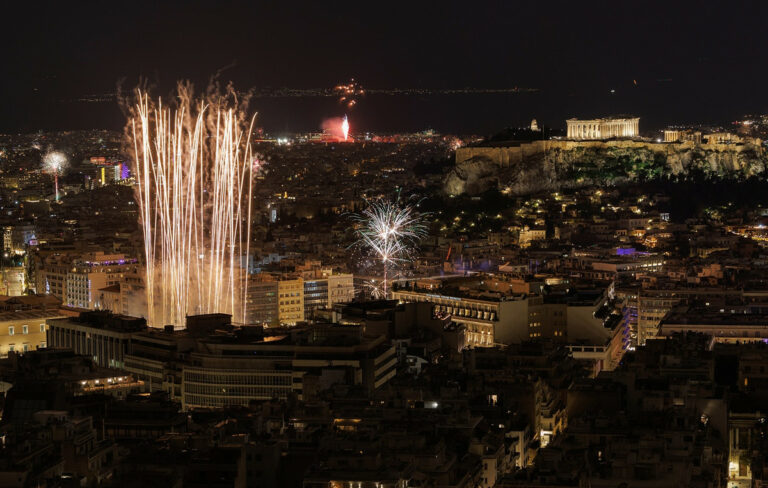 Με μουσική και εντυπωσιακά drones η Αθήνα υποδέχθηκε το 2026