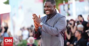 Ο Ίντρις Έλμπα εντυπωσιάζεται από το κέρινο ομοίωμά του στο Λονδίνο