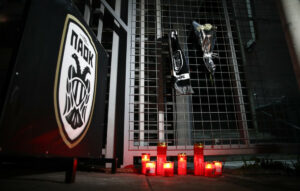 Φίλοι του ΠΑΟΚ τιμούν τους 7 οπαδούς που χάθηκαν στη Ρουμανία