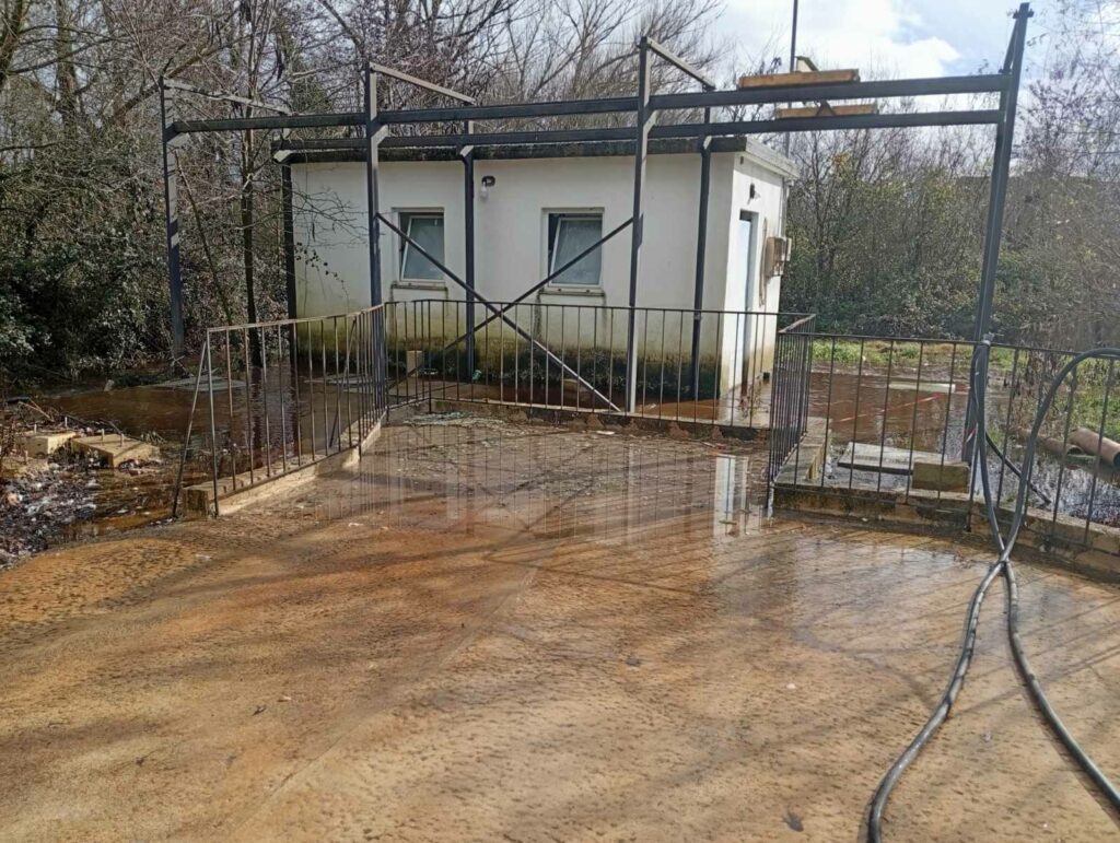 Δημοτικοί υπάλληλοι αναγκάζονται να πλύνουν απορριμματοφόρα στα λύματα