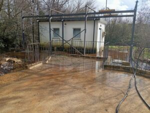 Δημοτικοί υπάλληλοι αναγκάζονται να πλύνουν απορριμματοφόρα στα λύματα