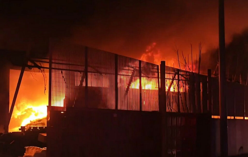 Μεγάλη φωτιά σε εργοστάσιο πλαστικών στο Μενίδι