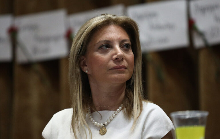 Καρυστιανού για την τραγωδία στα Τρίκαλα: «Η ψυχή μου στέκεται δίπλα σε αυτόν τον ανείπωτο πόνο»