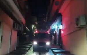 Φωτιά σε τρία παρκαρισμένα αυτοκίνητα στις Αχαρνές