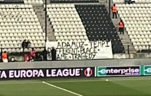 ΠΑΟΚ – Μπέτις: Πανό για τις τραγωδίες σε Αδαμούθ και Τέμπη