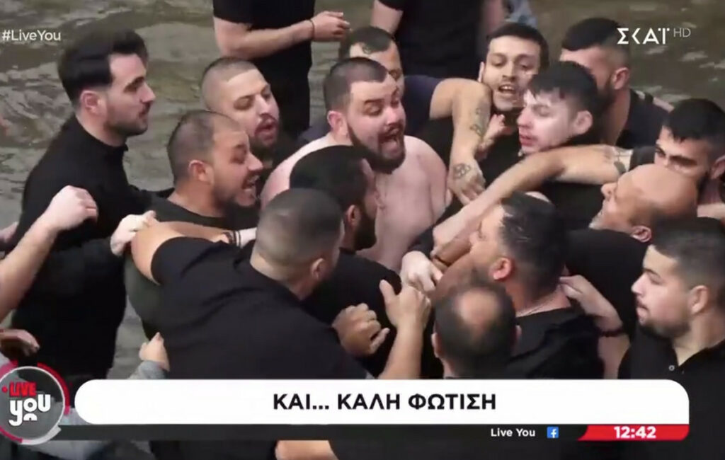 Φλώρινα: Σκηνές απείρου κάλλους κατά την κατάδυση του Τίμιου Σταυρού