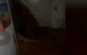 Συγκλονιστική κακοκαιρία στη Βάρη: Χείμαρρος εισβάλλει σε σπίτι