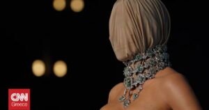 Αποχαιρετώντας το 2025: 18+1 στιγμές που καθόρισαν τη showbiz και τη μόδα