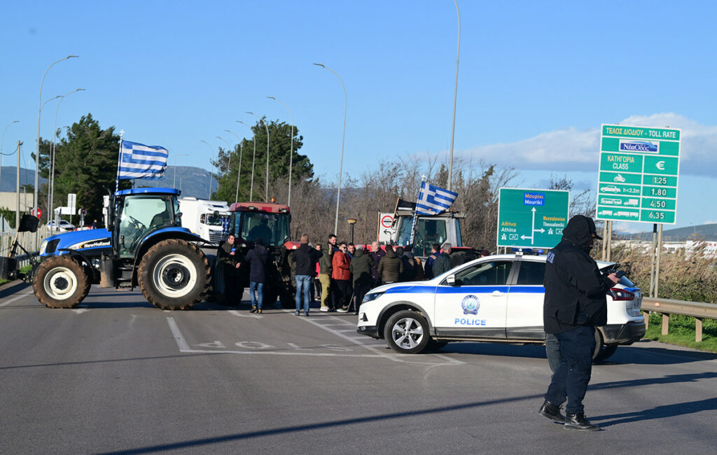 Αγρότες της Θήβας κλείνουν τον παράδρομο της Εθνικής Οδού – «Θα συνεχίσουμε επ’ αόριστον»