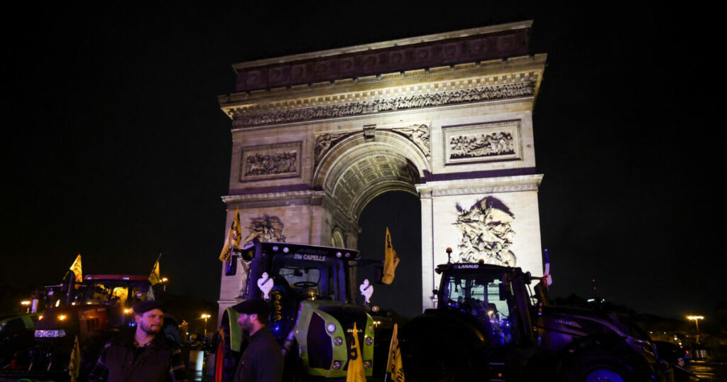 Παρίσι: Αγρότες διαμαρτυρήθηκαν με τρακτέρ στον Πύργο του Άιφελ