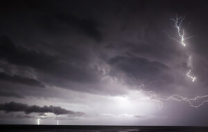 Κόκκινος συναγερμός για κακοκαιρία: Κλειστά σχολεία στην Αττική