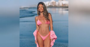 Η Αθηνά Οικονομάκου απολαμβάνει τις παραλίες της Αργεντινής με ροζ μπικίνι