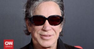 Ο Μίκι Ρούρκ ζητά βοήθεια για να αποφύγει την έξωση από το σπίτι του