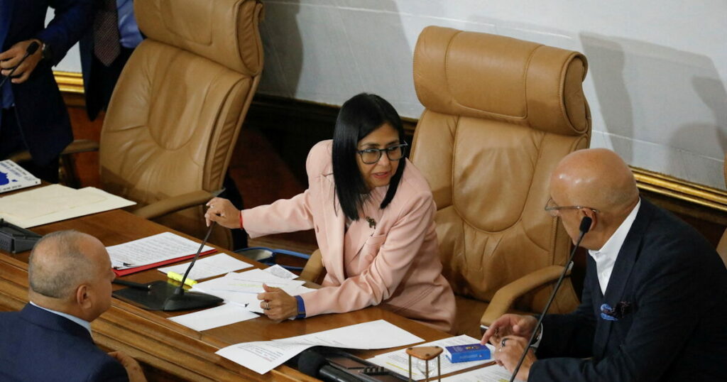 Βενεζουέλα: Ο στρατός αναγνωρίζει την Ντέλσι Ροντρίγκες ως προσωρινή πρόεδρο