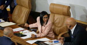 Βενεζουέλα: Ο στρατός αναγνωρίζει την Ντέλσι Ροντρίγκες ως προσωρινή πρόεδρο