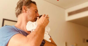 Ο Δημήτρης Πλειώνης του «Grand Hotel» καλωσορίζει τον γιο του