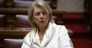 Ακρίτα σε Φαραντούρη: «Την έδρα πίσω, Νικολάκη»