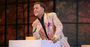 Γιώργος Μαζωνάκης: Viral ατάκα και χειρονομίες στη σκηνή