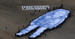 Βαρκελώνη: Συγκινητική αποχαιρετιστήρια εκδήλωση για τη Χιντ από τη Γάζα