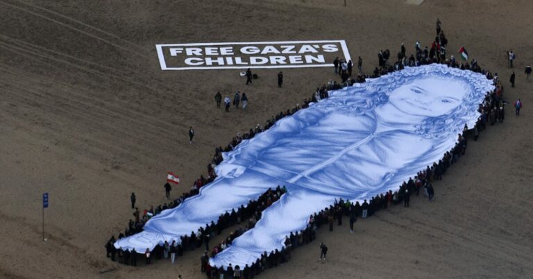 Βαρκελώνη: Συγκινητική αποχαιρετιστήρια εκδήλωση για τη Χιντ από τη Γάζα