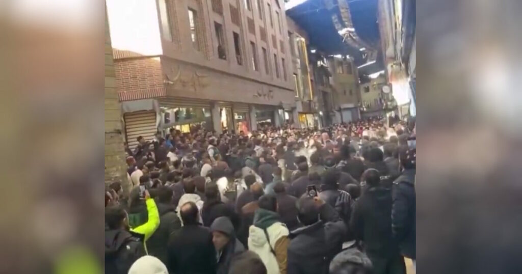 Ιράν: Ένας νεκρός και πολλοί τραυματίες στις διαδηλώσεις - Συνεχίζονται οι κινητοποιήσεις