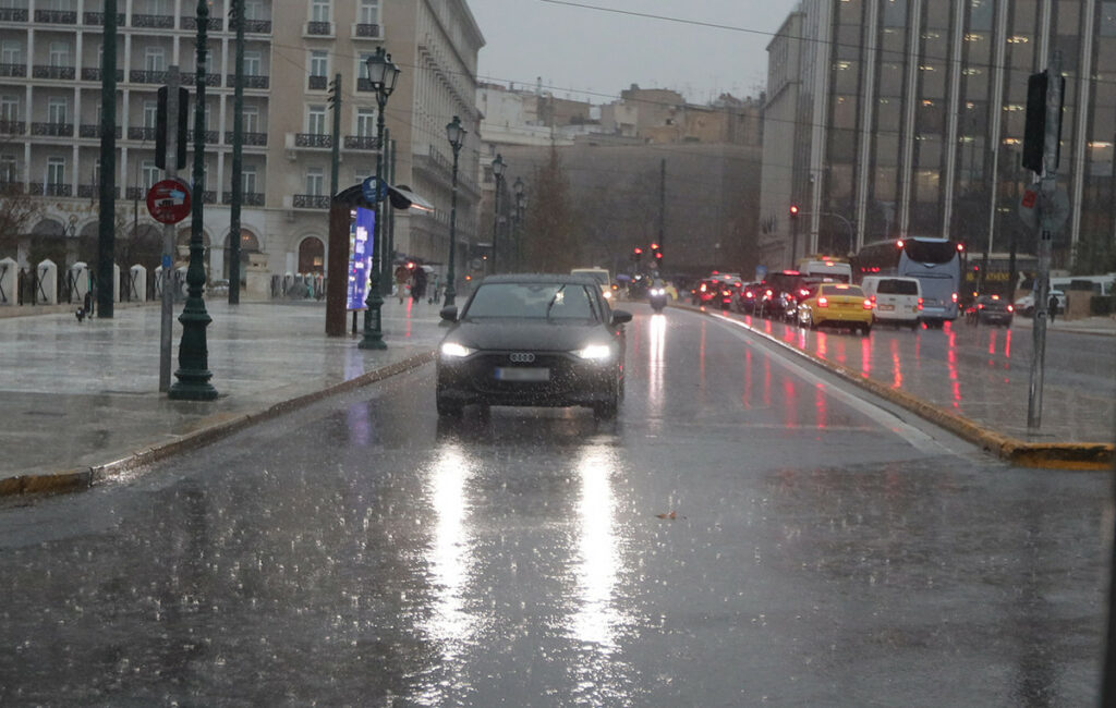 Κακοκαιρία πλήττει την Αττική με ισχυρές καταιγίδες