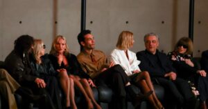 Η Κέιτ Μος εντυπωσιάζει στο Παρίσι με σέξι δερμάτινη φούστα