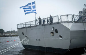 Η φρεγάτα «Κίμων» διασχίζει το Γιβραλτάρ και κατευθύνεται στη Σαλαμίνα