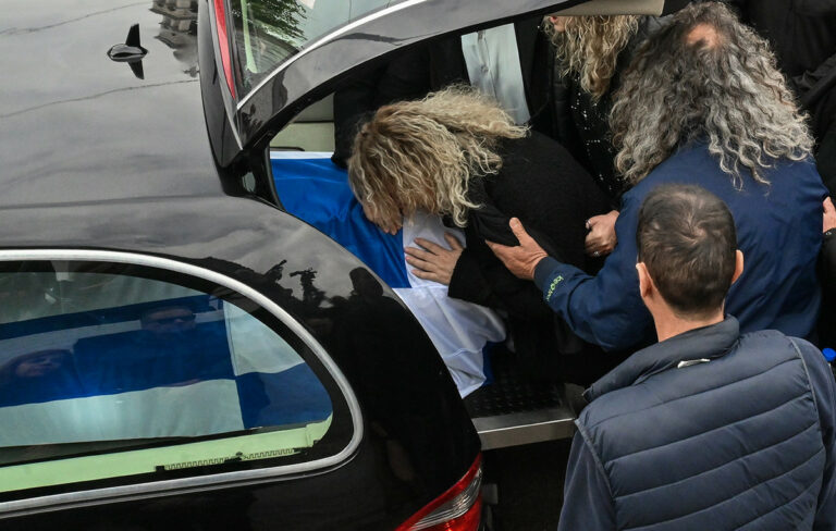 Συγκίνηση στην κηδεία του 53χρονου λιμενικού στο Άστρος