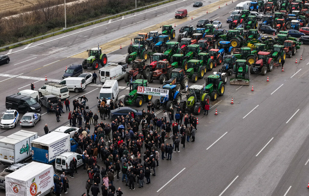 Κλιμακώνονται οι κινητοποιήσεις των αγροτών με 48ωρους αποκλεισμούς