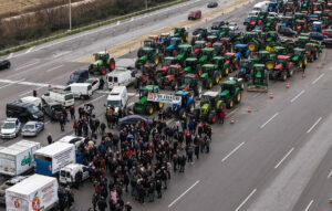 Κλιμακώνονται οι κινητοποιήσεις των αγροτών με 48ωρους αποκλεισμούς