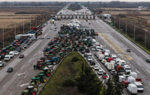 Αγρότες κλείνουν τα Τέμπη, ζητούν συνάντηση με τον πρωθυπουργό