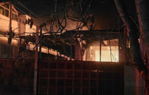 Φωτιά στο Μενίδι: Καίγονται τρία εργοστάσια – Συναγερμός στο 112