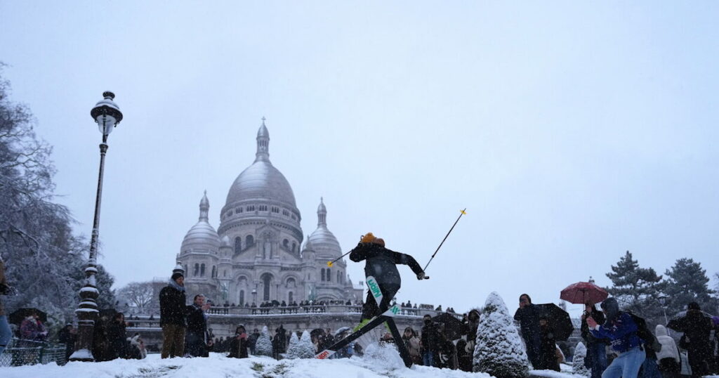 Μονμάρτρη: Οι κάτοικοι μετατρέπουν τα σκαλιά της Σακρ Κερ σε πίστα σκι