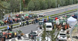 Κυβερνητικό τελεσίγραφο στους αγρότες: Πρόστιμα έως 350 ευρώ για μπλόκα