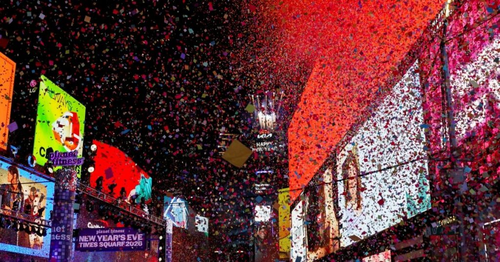 Ο πλανήτης υποδέχτηκε το 2026 με εντυπωσιακά σόου και πυροτεχνήματα