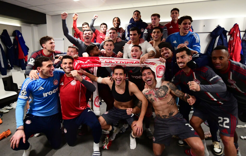 Ενθουσιασμός και πανηγυρισμοί στα αποδυτήρια του Ολυμπιακού μετά τη νίκη