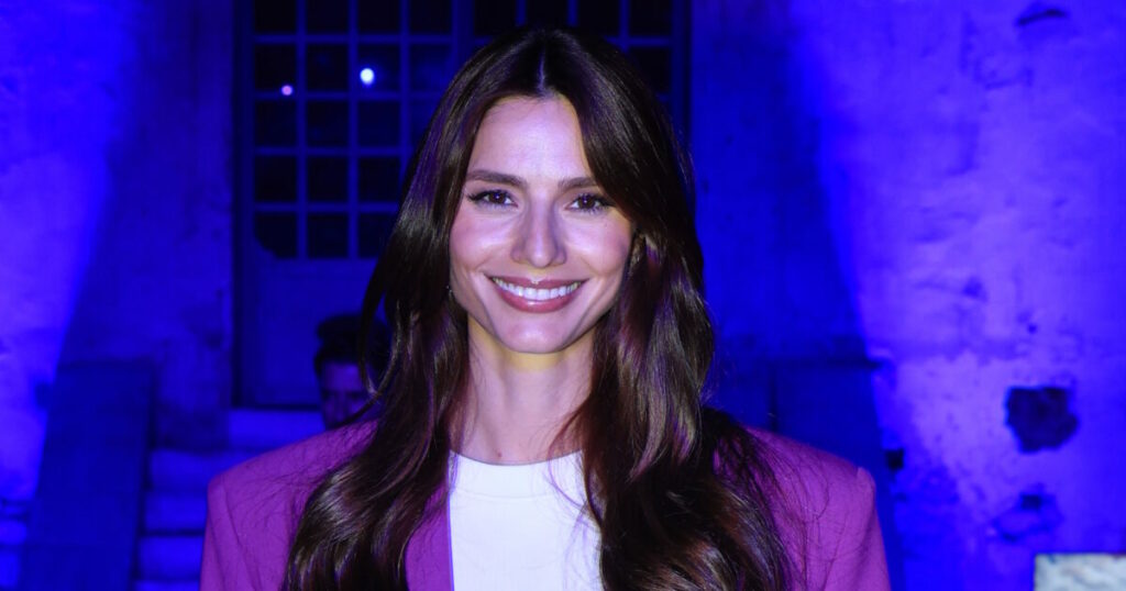 Ηλιάνα Παπαγεωργίου: Αγκαλιάζει τον μικρότερο εαυτό της με Τεχνητή Νοημοσύνη