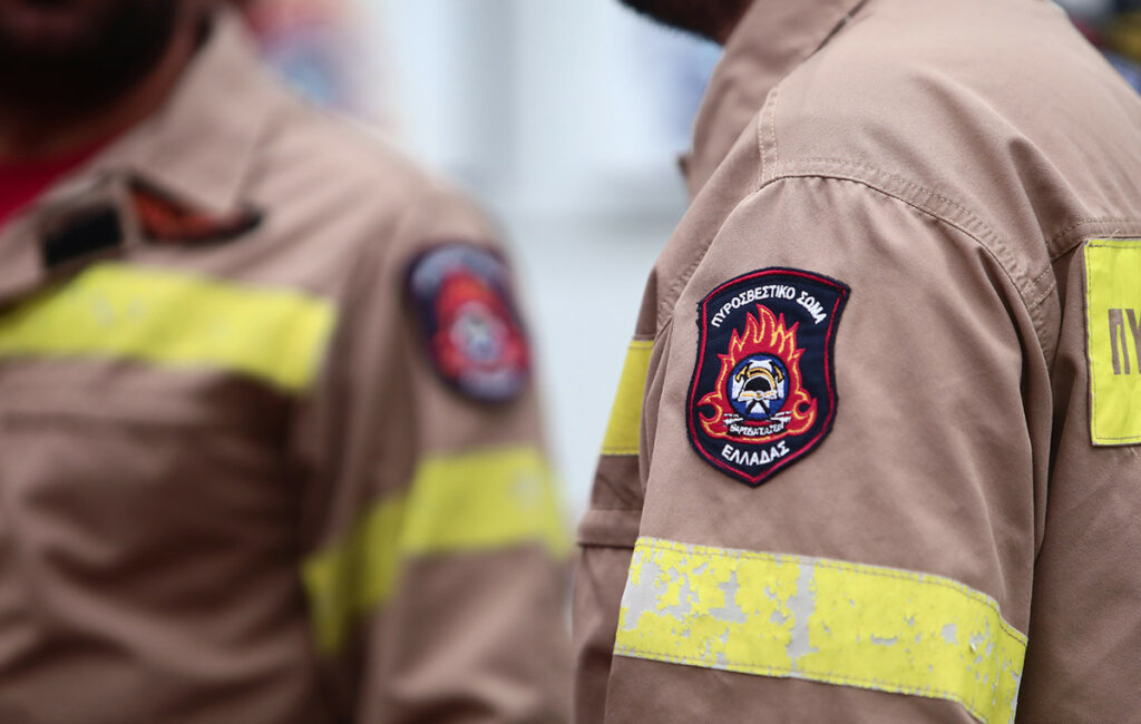 Φωτιά κατέστρεψε δύο σταθμευμένα αυτοκίνητα στη Θεσσαλονίκη