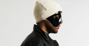 Sicario: Το «Φωτιά» σκαρφαλώνει στην κορυφή των πωλήσεων στην Ελλάδα το 2025