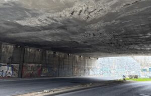 Πτώση τσιμέντων στη σήραγγα της Εθνικής Αντιστάσεως προκαλεί κυκλοφοριακό χάος