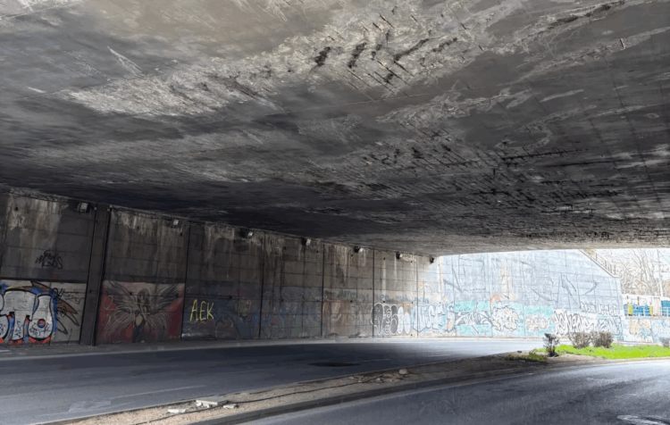 Πτώση τσιμέντων στη σήραγγα της Εθνικής Αντιστάσεως προκαλεί προβλήματα