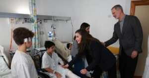 Ισπανία: Ο βασιλιάς Φελίπε και η βασίλισσα Λετίθια επισκέφθηκαν τραυματίες από το σιδηροδρομικό δυστύχημα