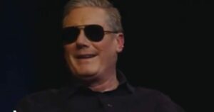 Ο Στάρμερ τρολάρει τον Μακρόν με γυαλιά ηλίου στο Λονδίνο