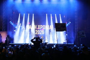 Δήμος Αθηναίων: Υποδέχθηκε το 2026 στην Πλατεία Συντάγματος με Διονύση Σαββόπουλο