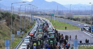 Αγρότες: Σκληραίνει η στάση της κυβέρνησης - Εξετάζονται πρόστιμα και αφαίρεση πινακίδων