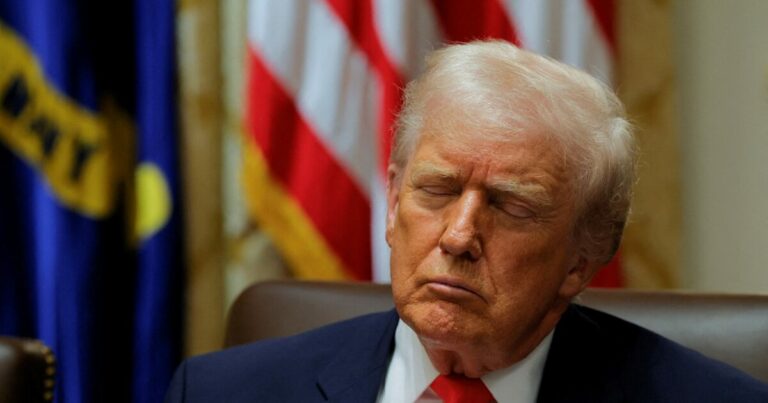 Τραμπ: Κλείνω τα μάτια στα υπουργικά συμβούλια γιατί βαριέμαι