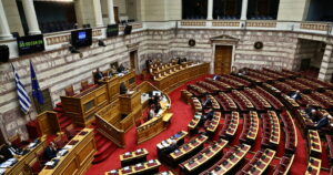 Βουλή: Ενός λεπτού σιγή για τις νεκρές εργαζόμενες στα Τρίκαλα και τους φιλάθλους του ΠΑΟΚ