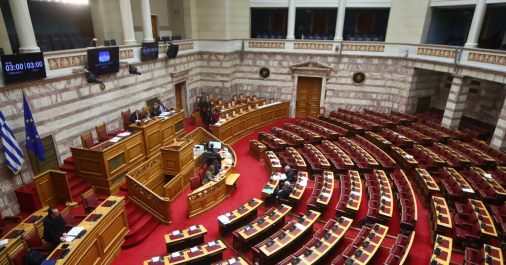 Η ΝΔ στοχεύει σε κομματική στήριξη για την επιστολική ψήφο το 2027