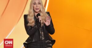 Grammy 2026: Η αμήχανη στιγμή της Cher στην ανακοίνωση του βραβείου